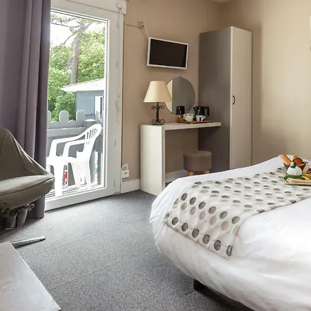 Logis Le Rond Point Hotel 2*